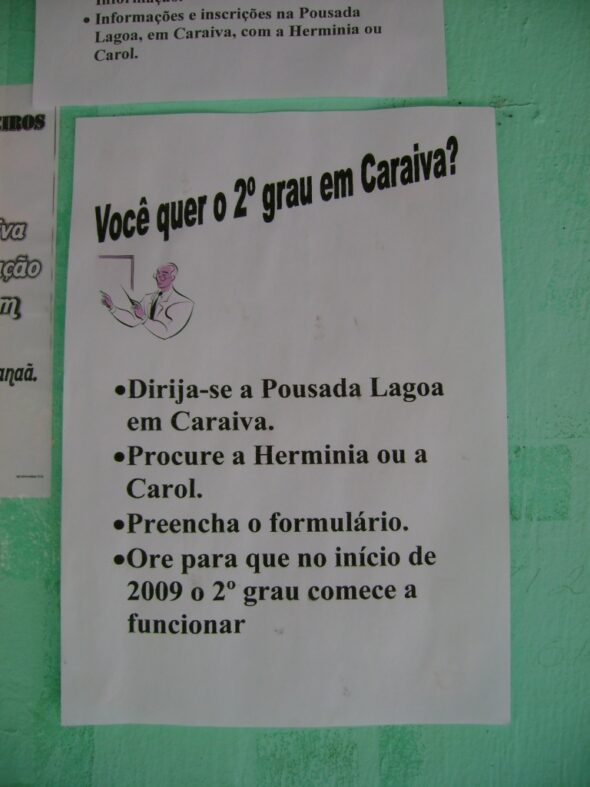 Cartaz sobre o ensino médio em Caraíva