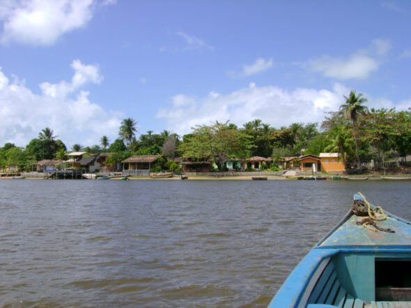 Atravessando o Rio Caraíva de canoa