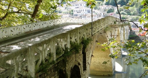 Ponte Gorica sobre o Rio Osumi