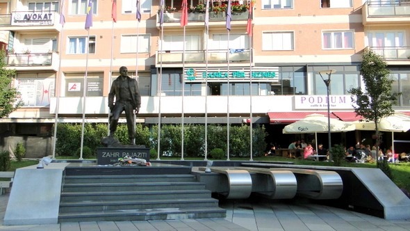 Praça em Pristina