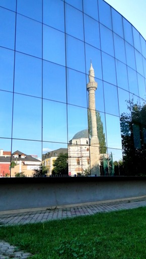 Reflexo de Mesquita em Pristina