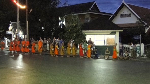 Ronda das Almas em Luang Prabang