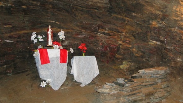 Altar dedicado a Santa Bárbara na Mina da Passagem