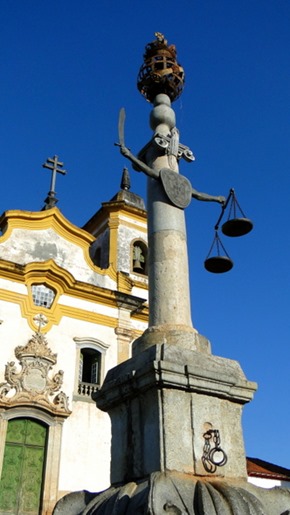 Pelourinho na Praça MInas Gerais, em Mariana