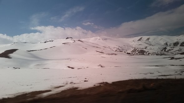 Neve em estrada armênia