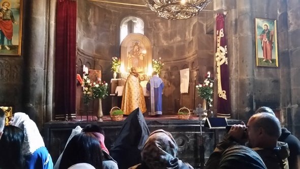 Missa no Mosteiro de Geghard