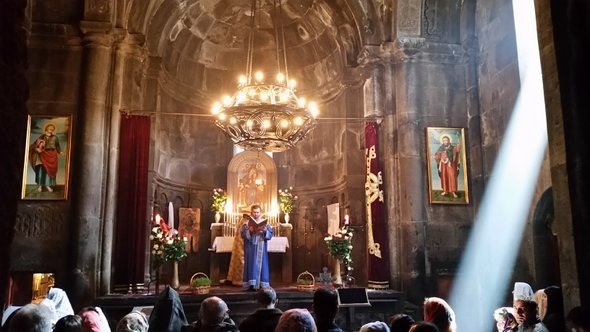 Missa de Páscoa no Mosteiro de Geghard