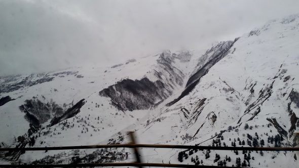 Montanhas nevadas na Rodovia Militar da Geórgia