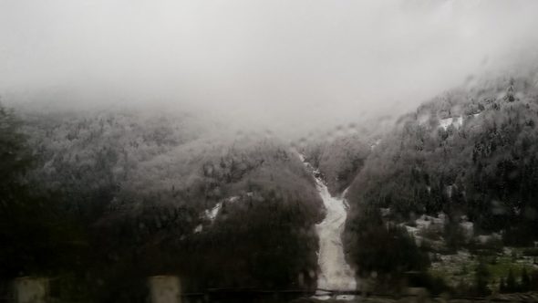 Neve caindo na estrada para Mestia