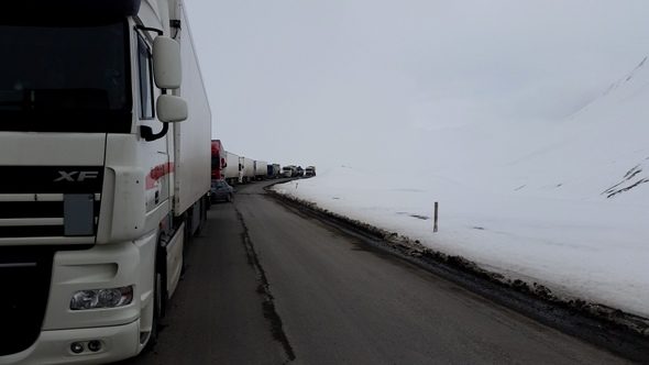 Fila de caminhões na Rodovia Militar da Geórgia