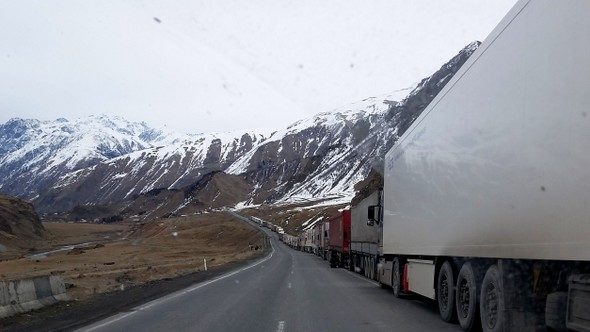 Fila de caminhões na Rodovia Militar da Geórgia