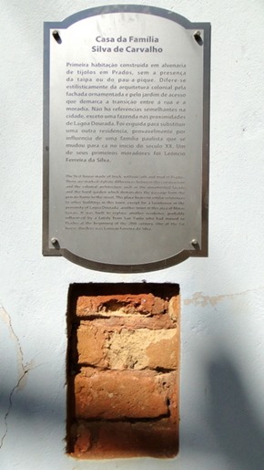 Placa informativa nas casas históricas de Prados