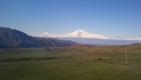 Monte Ararat visto no caminho para Garni-Geghard