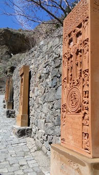 Khachkars na entrada do Mosteiro de Geghard