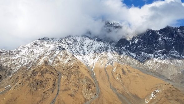 Montanhas nos arredores de Kazbegi